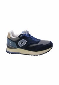 Scarpa da ginnastica blu navy con materiali in rete e suede. Presenta un logo bianco, una protezione grigia sulla punta e un collare e una linguetta imbottiti di bianco.