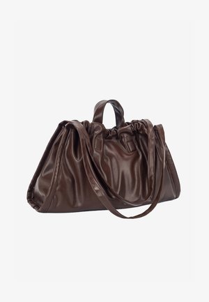 Sac en cuir marron avec un haut froncé, deux poignées courtes et une longue bandoulière. Texture lisse avec une forme spacieuse et arrondie.