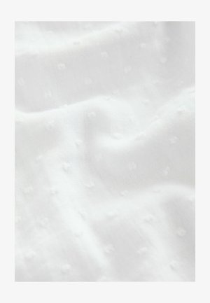 Weißer Stoff mit einem strukturierten Muster aus kleinen erhabenen Punkten. Das Material wirkt leicht und leicht durchsichtig mit einem sanften Fall.