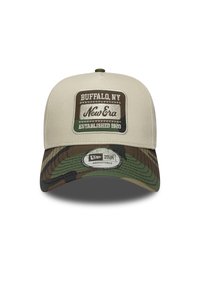 Căciulă ajustabilă dintr-un material bej, cu o vizieră cu model de camuflaj. Are o pată cu "Buffalo, NY" și "New Era" în verde și maroniu.