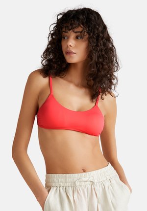 Czerwony bikini top z wąskimi ramiączkami, gładką teksturą i subtelnym marszczeniem po bokach. Brak widocznych wzorów lub zdobień.