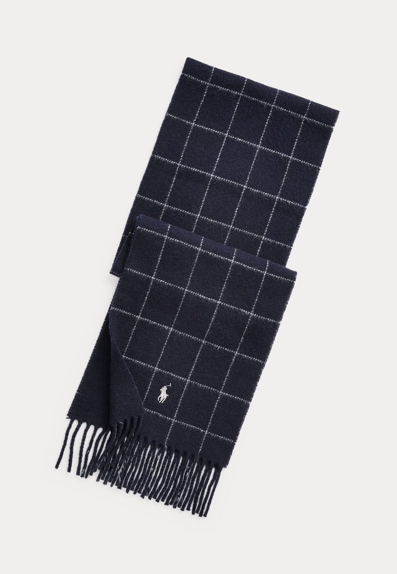 Sciarpa di lana blu navy con motivo a griglia bianca, estremità sfrangiate e piccolo logo ricamato bianco con giocatore di polo vicino a un'estremità.