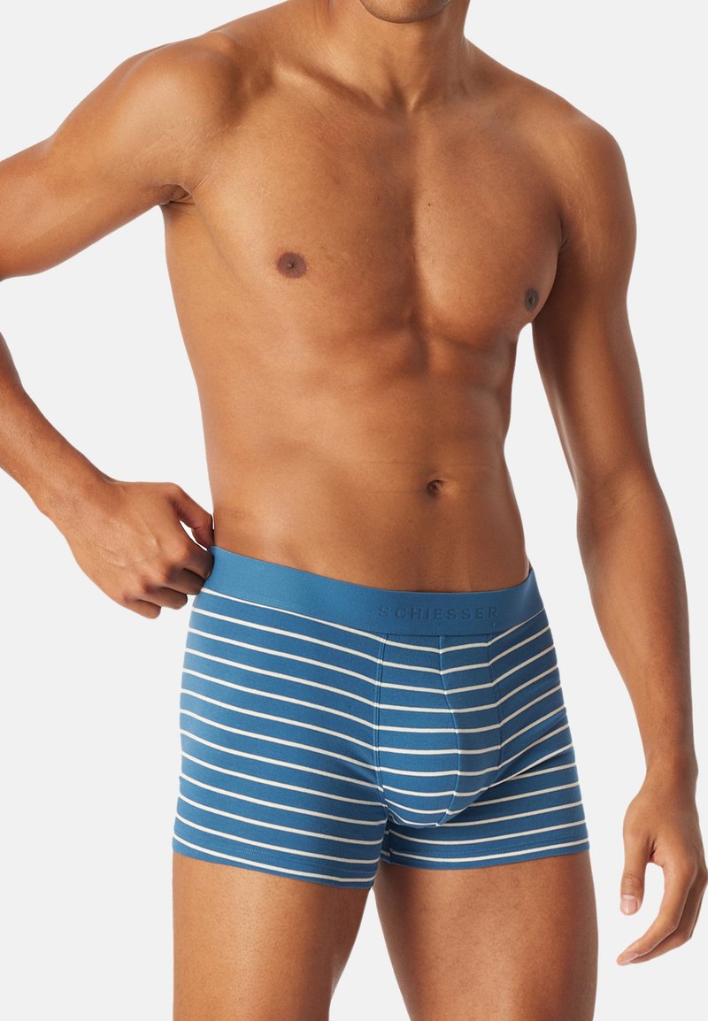 Blaue gestreifte Boxer-Shorts aus weichem Material, mit einem breiten elastischen Bund und kontrastierenden weißen Streifen, entworfen für Komfort.