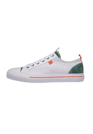 Zapatilla blanca de corte bajo con detalles de ante verde en el talón y la lengüeta, tirador naranja y franja en la suela, y cordones blancos.