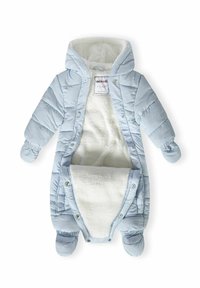 Svijetloplavi, kvadratni snježni odijelo za bebe s mekim, bijelim flis podstavom. Sadrži kapuljaču, kopčanje na dugmad i integrirane rukavice. Pogodno za bebe od 6 do 9 mjeseci.