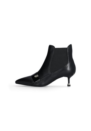 Stivaletto in pelle nera con punta affusolata, pannelli laterali elasticizzati e un piccolo accento metallico sul davanti. Tacco sottile a stiletto.