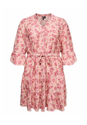 Robe fleurie rose longueur genou avec manches 3/4 à volants, col en V, jupe à volants et ceinture en tissu nouée à la taille.