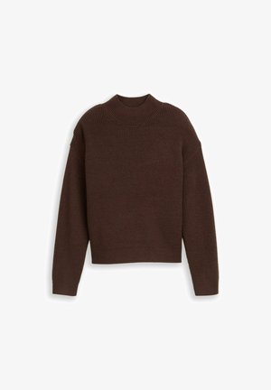 Pull marron foncé en maille avec manches longues et col ras du cou côtelé, présenté sur un fond blanc.