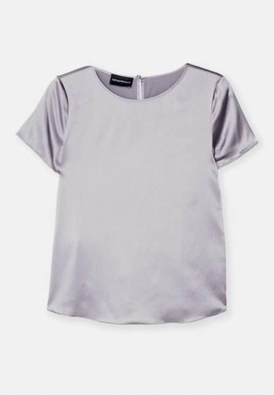 Kurzarm-Lavendelbluse aus Satin mit Rundhalsausschnitt und Reißverschluss auf der Rückseite. Verfügt über eine glatte Textur und eine lockere Passform.