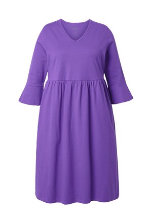Fioletowa bawełniana sukienka z dekoltem w serek, rękawami o długości do łokcia z rozszerzanymi mankietami oraz marszczonym pasem, charakteryzująca się luźnym krojem w kształcie litery A.