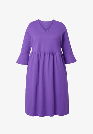 Fioletowa bawełniana sukienka z dekoltem w serek, rękawami o długości do łokcia z rozszerzanymi mankietami oraz marszczonym pasem, charakteryzująca się luźnym krojem w kształcie litery A.