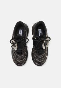 Sneaker neri con tomaia in tessuto testurizzato, ricoperti di piccole pietre scintillanti. Presentano una fibbia decorativa e un sistema di allacciatura tradizionale.