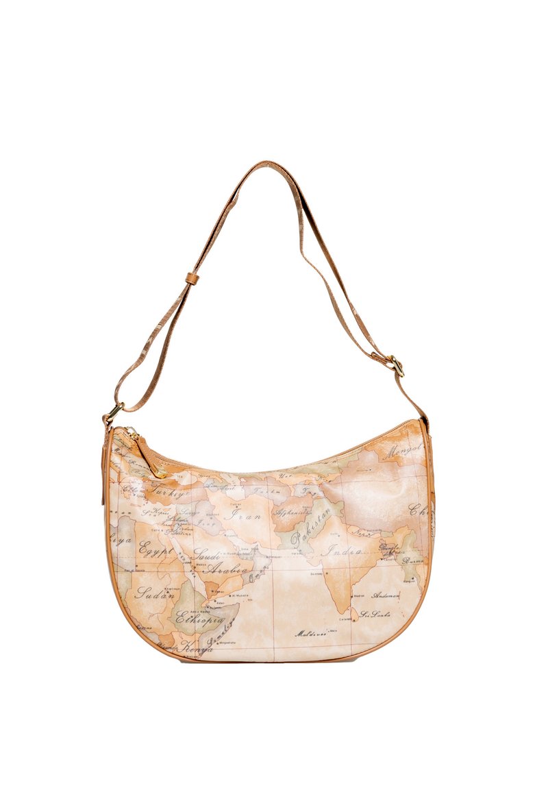 Borsa a spalla con forma curva, realizzata in ecopelle, caratterizzata da un motivo mappa del mondo in tonalità calde, dotata di zip e tracolla regolabile.