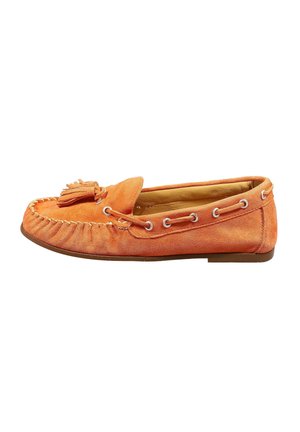 Mocassino in suede arancione con nappine, punta cucita e lacci laterali, con suola piatta marrone.