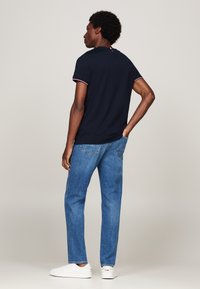 Tommy Hilfiger LOGO TIPPED TEE - Basic T-shirt - desert sky