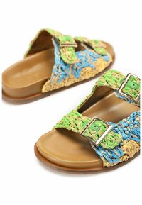 Tkané mnohobarevné sandály s posuvným páskem v zelených, modrých a žlutých odstínech, se dvěma nastavujícími se kovovými přezkami a polstrovanou béžovou stélkou.