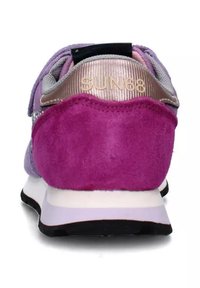 Sneaker in suede e mesh viola con logo metallico oro, suola imbottita e accenti rosa a contrasto. Presenta una punta arrotondata e un design atletico.