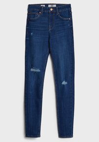 Vaqueros ajustados en denim azul oscuro, con detalles desgastados y desgarros cerca de las rodillas, cierre de botón metálico y diseño clásico de cinco bolsillos.