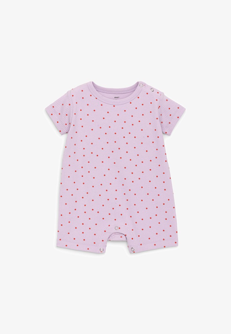 Barboteuse courte à manches courtes pour bébé violet clair avec petits pois rouges, fermeture pression aux épaules et à l’entrejambe pour faciliter l’habillage et le change.