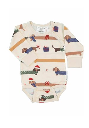 Langärmliger Babystrampler in Creme mit einem Print von Dackeln, die Pullover und festliche Accessoires tragen; ausgestattet mit Druckknöpfen im Schritt für einen einfachen Windelwechsel.