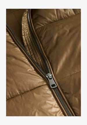 Brązowa kurtka puchowa z widocznym zamkiem błyskawicznym i pikowaną teksturą. Materiał wydaje się gładki z delikatnym połyskiem. Zamek błyskawiczny ma srebrne okucia.