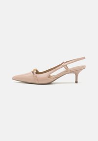 Décolleté slingback in pelle vernice rosa pallido con punta affusolata, sottile cinturino alla caviglia e dettaglio in oro nella parte anteriore.