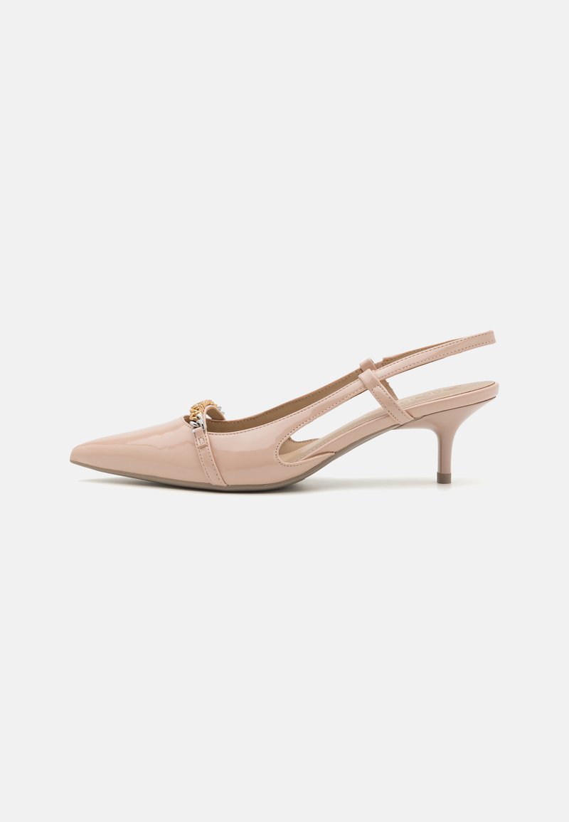 Décolleté slingback in pelle vernice rosa pallido con punta affusolata, sottile cinturino alla caviglia e dettaglio in oro nella parte anteriore.