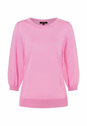 Roze gebreide trui met een ronde halslijn, driekwart pofmouwen en ribgebreide zoom en manchetten. Gladde textuur, lichtgewicht stof.