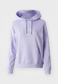 Haut à capuche Nike violet avec une poche kangourou, une capuche à cordon et un logo "NIKE SPORTSWEAR" blanc. Tissu doux avec des poignets et un ourlet côtelés.