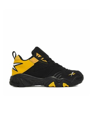 Czarno-żółty sportowy sneaker z sznurowanym designem, grubą podeszwą i markowymi detalami na pięcie oraz palcach.