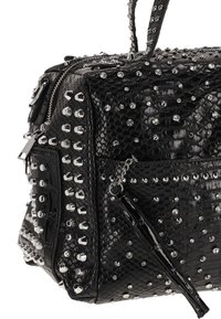 Geantă de mână din piele neagră cu un model texturat de tip piele de șarpe, decorată cu țepi și nituri argintii. Are fermoar, curea detașabilă și accente unice.