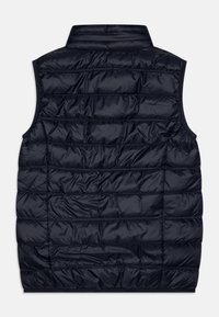 Temno modra brezrokavnik puffer jopica s prešito zasnovo, z visokim ovratnikom in gladkim, sijočim materialom. Sprednji žepek ni viden.
