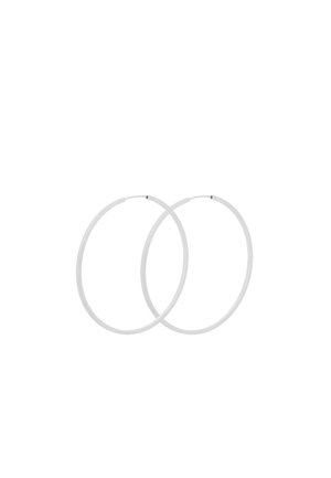 Tynde sølvøreringe med enkle låse og glatte polerede overflader, vist side om side på en hvid baggrund.