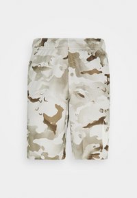 Pantalones cortos de camuflaje en tonos beige y marrón claro; confeccionados con una tela ligera, con una cinturilla elástica y sin herrajes visibles.