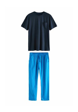 Marineblaues kurzärmliges T-Shirt mit Brusttasche, kombiniert mit leichten blauen Pyjamahosen mit vertikalen Streifen in verschiedenen Blautönen.