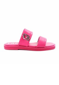 Le ciabatte rosa presentano due fasce larghe, un accento metallico con un logo e una suola testurizzata con un motivo decorativo lungo il bordo.