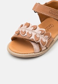 Froddo CARLINA - Sandaalit nilkkaremmillä - brown