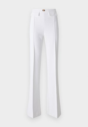 Pantaloni a palazzo bianchi su misura, con una texture liscia, vita alta, tasche laterali e un piccolo dettaglio del logo dorato sul cinturino.