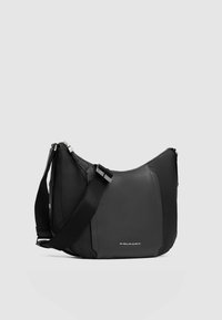 Schwarze Umhängetasche mit einer Kombination aus strukturiertem Leder und glattem Stoff, geschwungenem Design, verstellbarem Riemen und Reißverschluss.