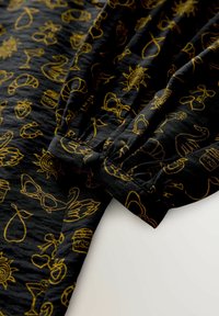 Ikke valgt, black croissant print