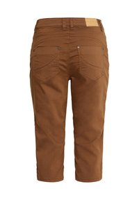 Pantalon court marron avec passants de ceinture et deux poches arrière, vu de dos sur fond blanc.