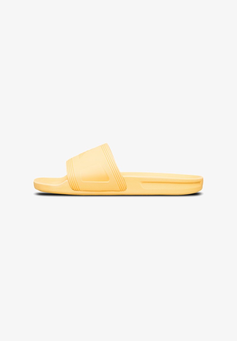 Gul halksandaler gjorda av mjuk plast, med ett brett rem med horisontella räfflor och en platt sula för komfort.