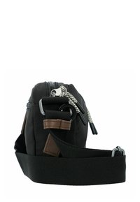 Borsa in tessuto nero con chiusura a zip, arricchita da dettagli in pelle marrone e una tracolla nera testurizzata. Dotata di minuteria metallica e ganci.