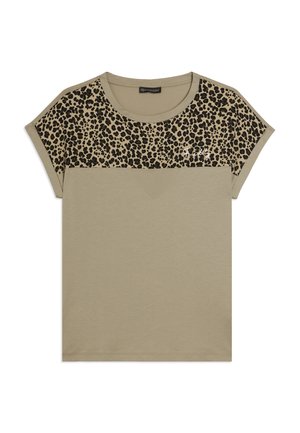 T-shirt beige a maniche corte con motivo leopardato sulla parte superiore del petto e sulle spalle, con un piccolo logo bianco in scrittura sul petto.