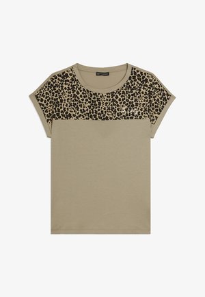 T-shirt beige a maniche corte con motivo leopardato sulla parte superiore del petto e sulle spalle, con un piccolo logo bianco in scrittura sul petto.