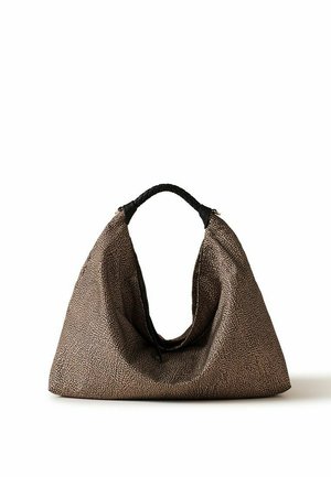 Sac à main marron texturé et souple avec poignée en cuir noir tressé, présenté sur fond blanc.