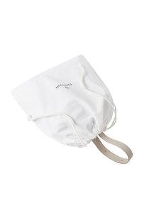 Witte katoenen zak met trekkoord, voorzien van een lichtbruine leren handgreep en een gedrukt logo aan één kant. Zachte textuur met een eenvoudig, functioneel ontwerp.