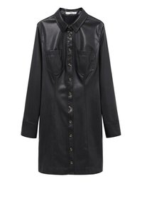 Robe-chemise noire en cuir synthétique à manches longues, fermeture à boutons sur le devant, col pointu et deux poches poitrine.