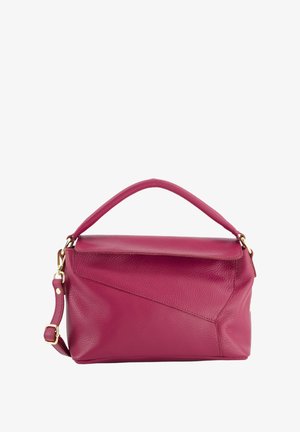 Sac en cuir fuchsia, avec une forme structurée, des coutures angulaires, une poignée supérieure et une bandoulière amovible avec des accents en métal doré.