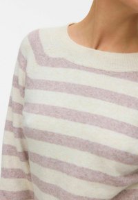 Maglione a righe con scollo rotondo, realizzato in tessuto morbido color crema chiaro con strisce rosa pallido, che presenta una vestibilità rilassata e una texture piacevole.